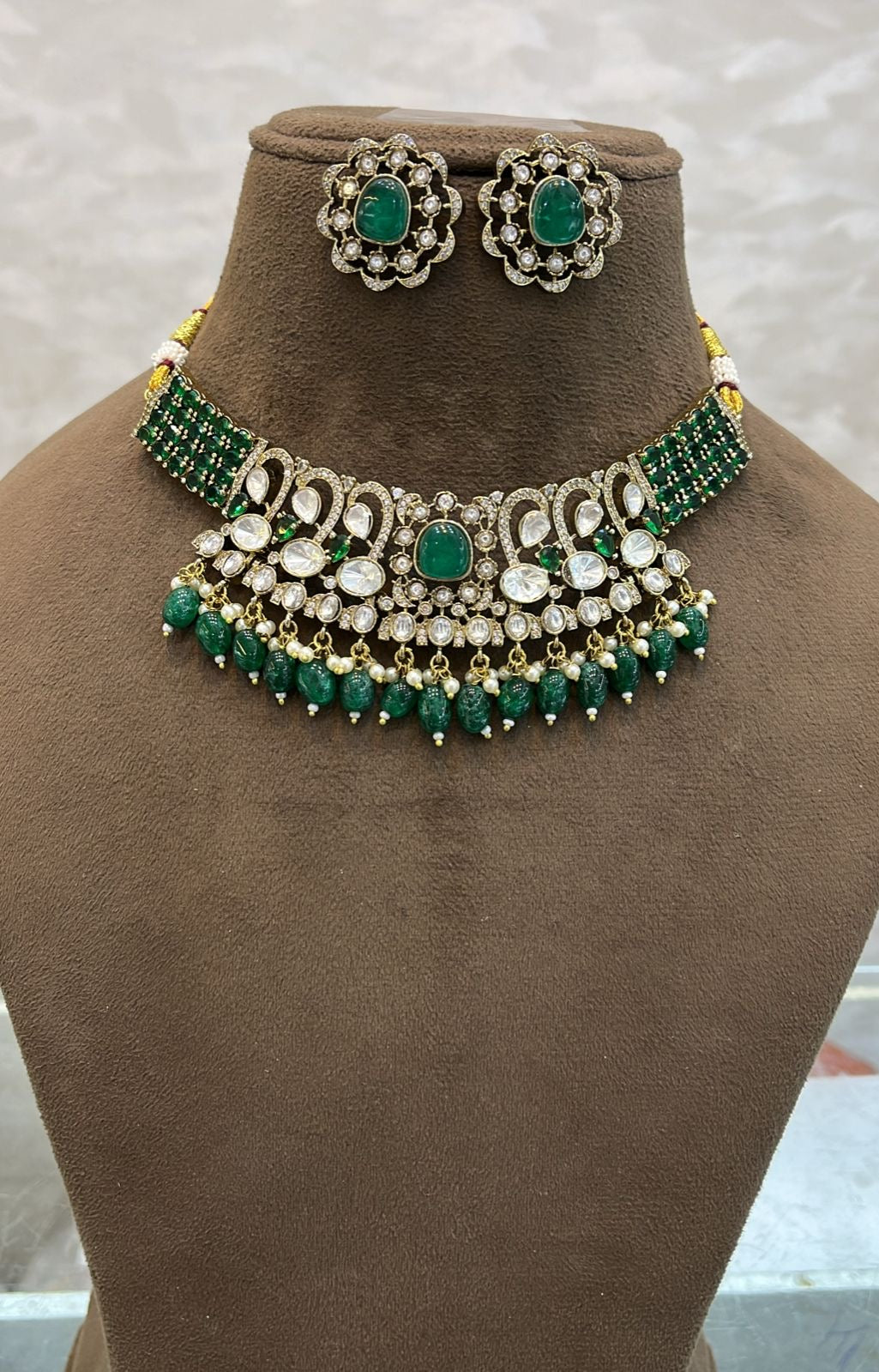 Preto Polki Kundan Choker Set