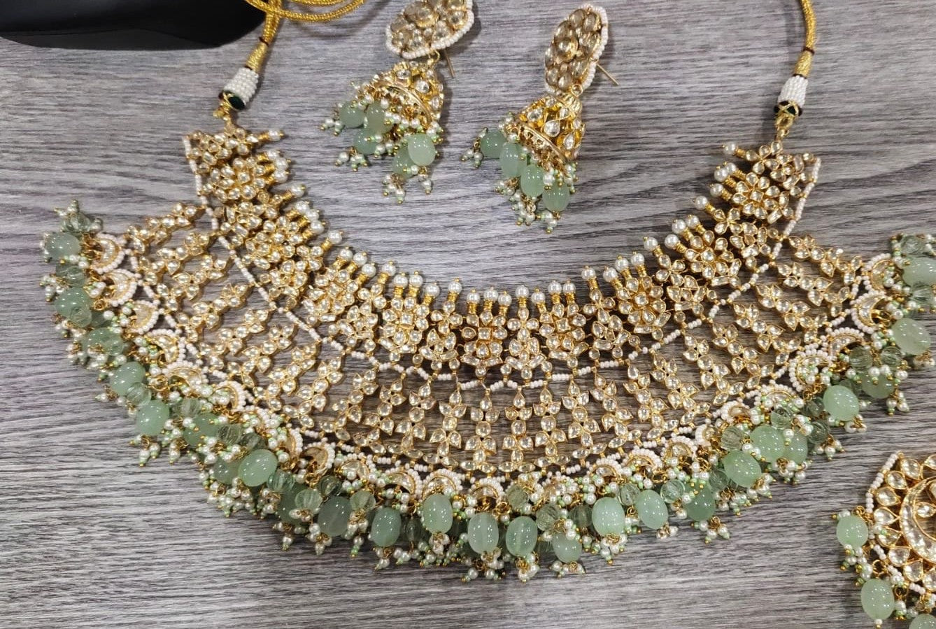 Krisi Pachi Kundan Bridal Set