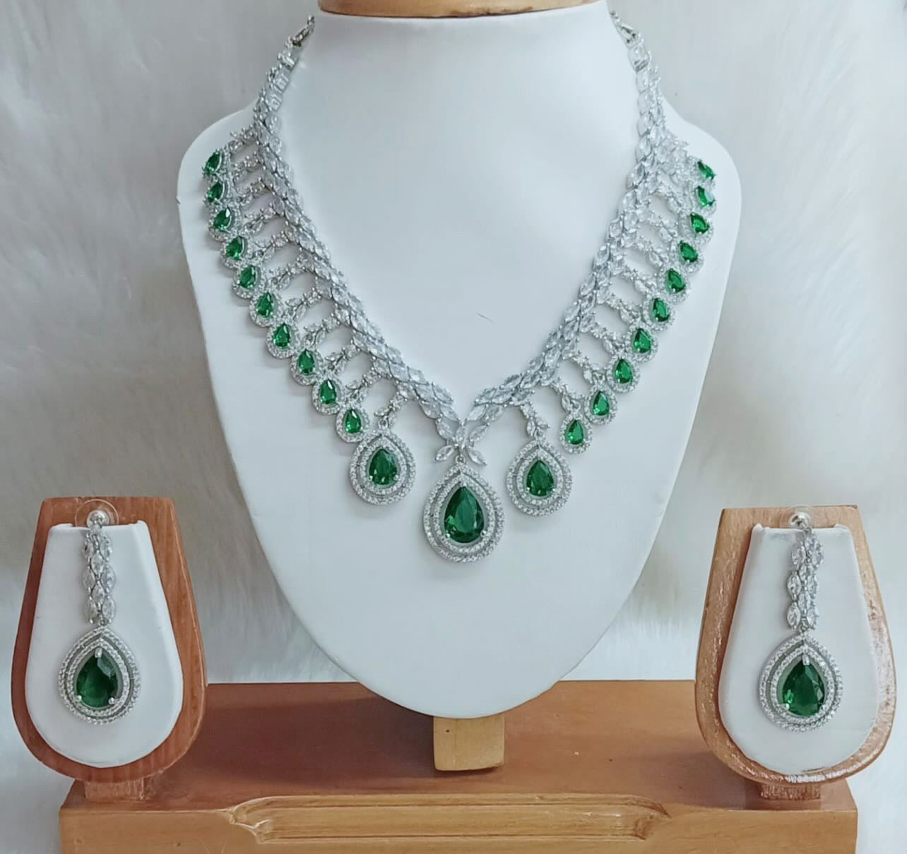 Shane Emerald Necklace Set