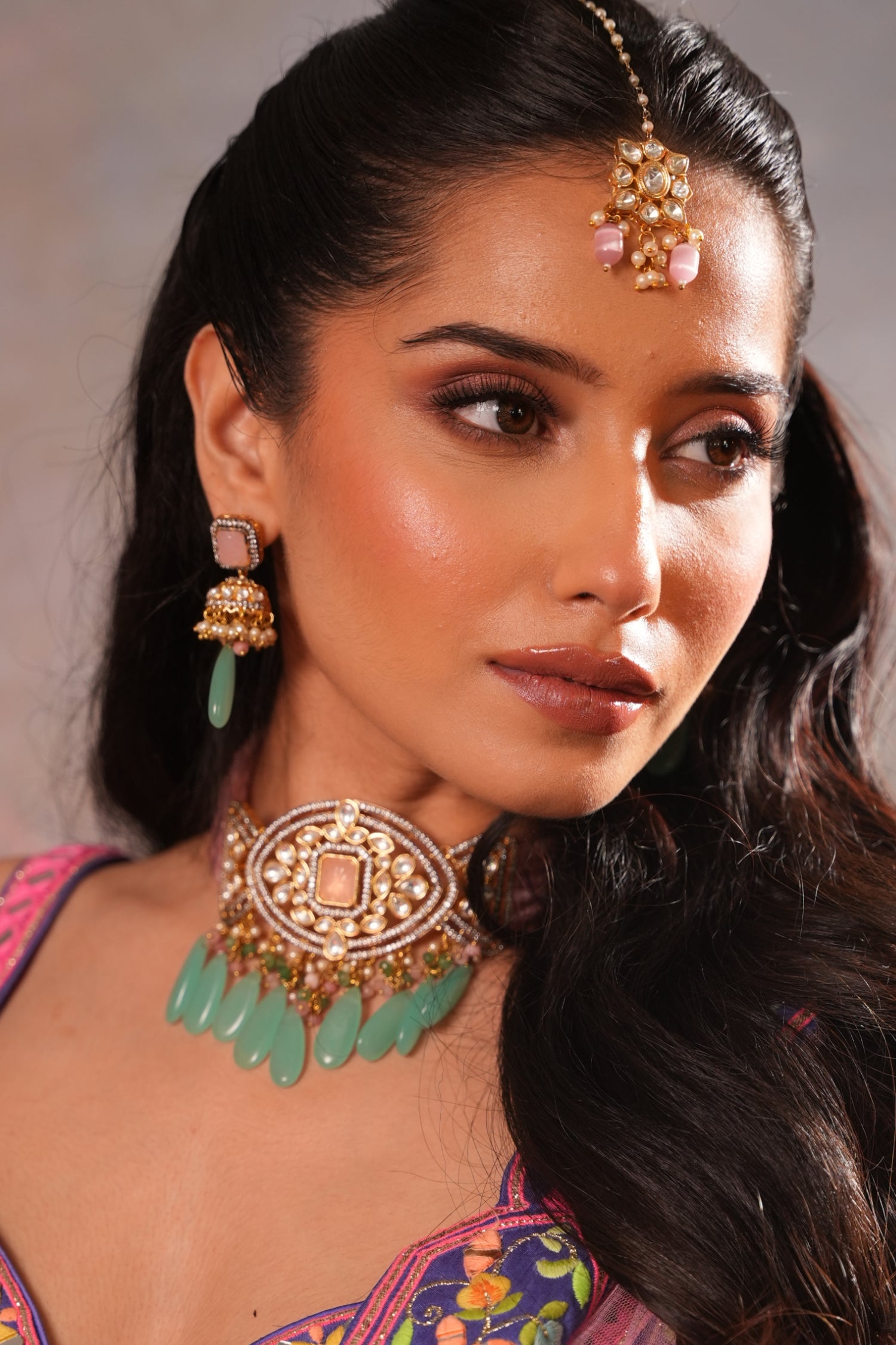 Vaheni Choker Set