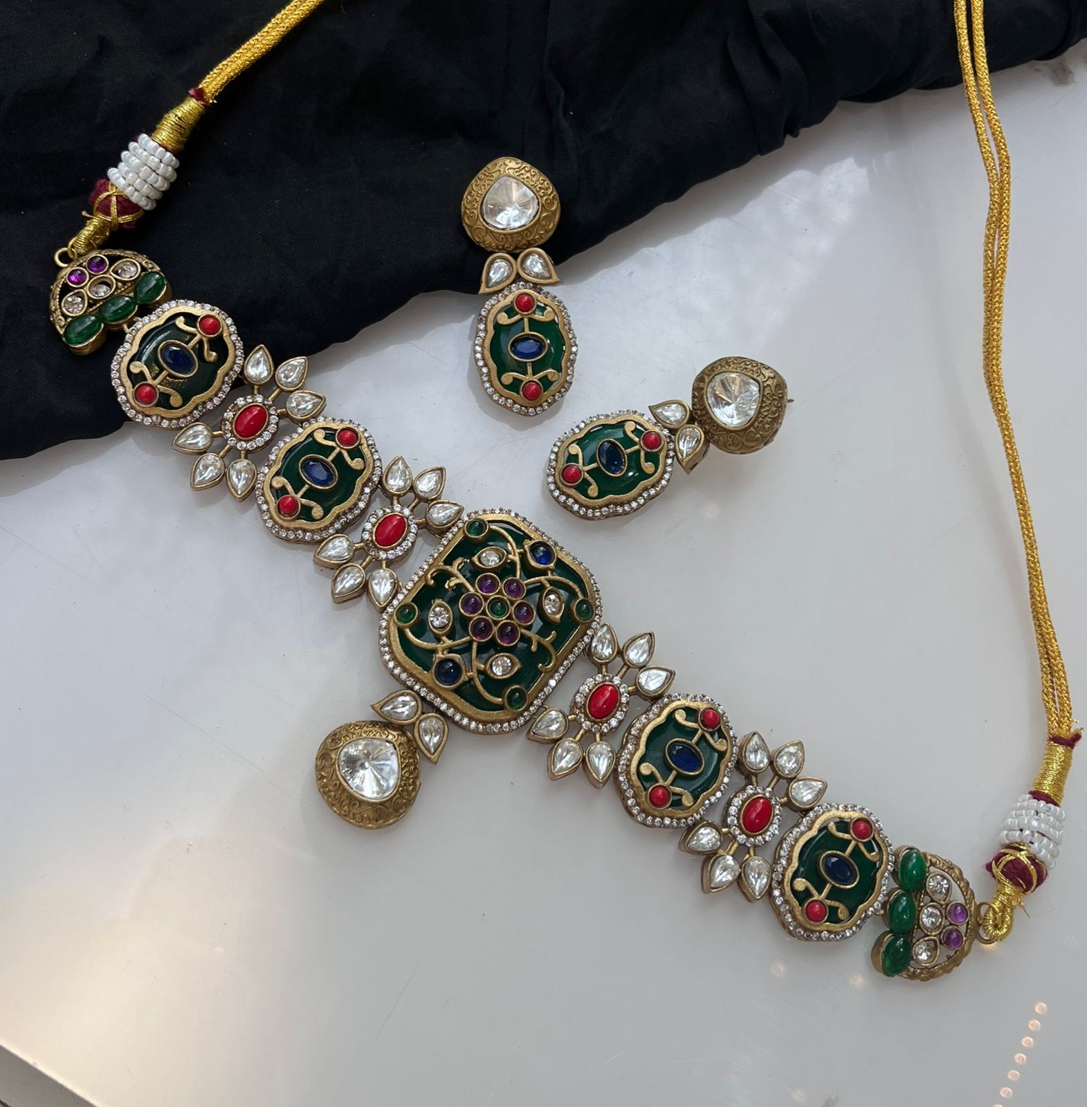 Mandira Carving Choker Set